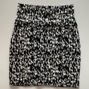 Forever 21 XXI Black & White Bodycon Mini Skirt. Size small